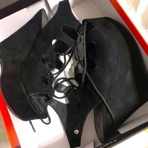 GUESS 7.5 lace-up wedges
